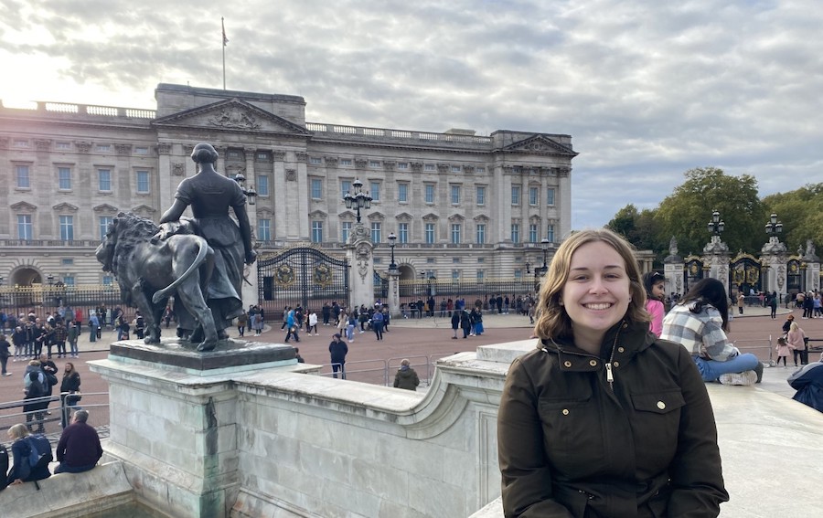 Julia Benton '22 at Buckingham Palace.