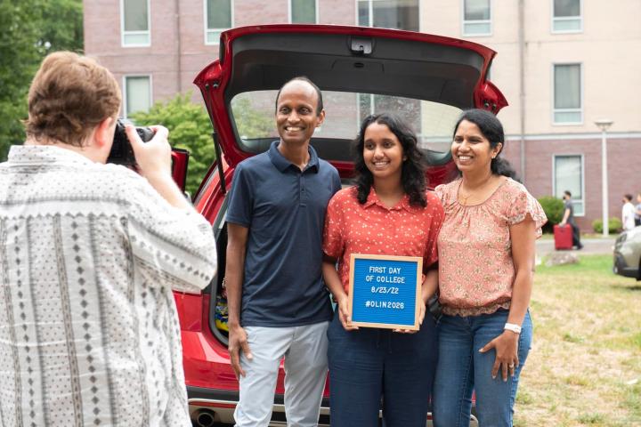 Student and family moving into Olin 
