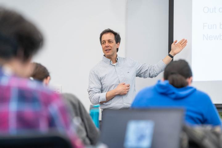 Professor of the history of science and technology, Rob Martello, addressing Engineering in Context class. 