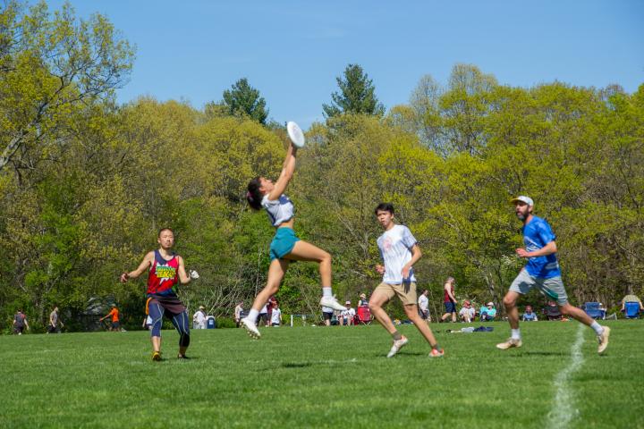 students playing ultimate frisbee