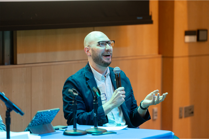 Olin professor Erhardt Graeff talks to students.
