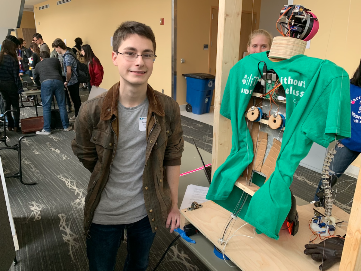 Student presents animatronic mechanism at Fall Expo. Student presents animatronic mechanism at Fall Expo.