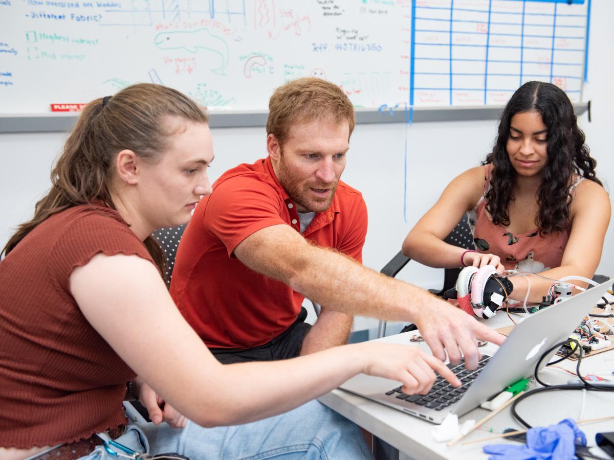 Olin Professor Jeff Dusek (Center) works on creating a low cost physical therapy device with Nicola van Moon ’24 (Left) and Dianna Sims '23 (Right)