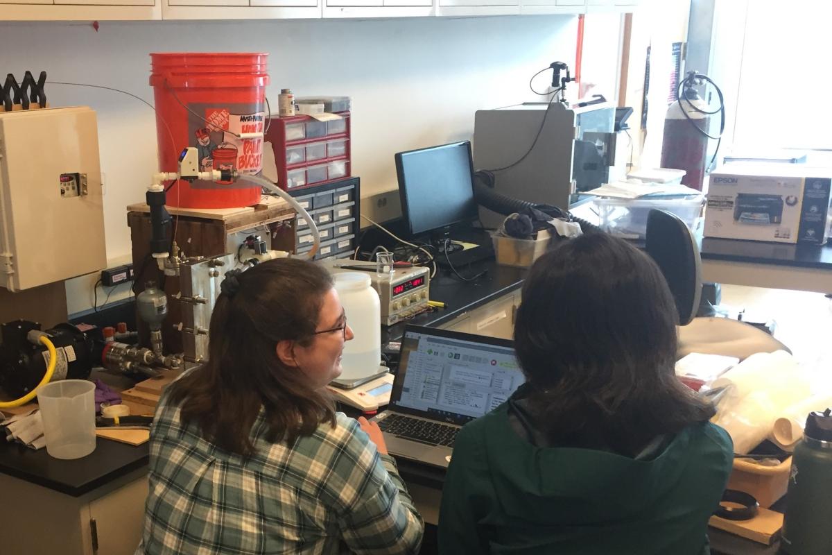 Audrey Abraham (2022 CBL scholar) and Kei Chua (2020 CBL Scholar) working on water treatment research together.