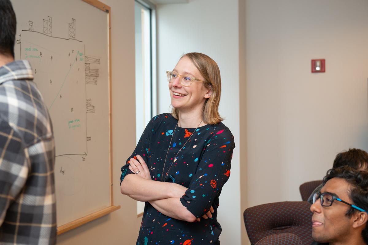 Carrie's lab 2019 Carrie working with students in her lab
