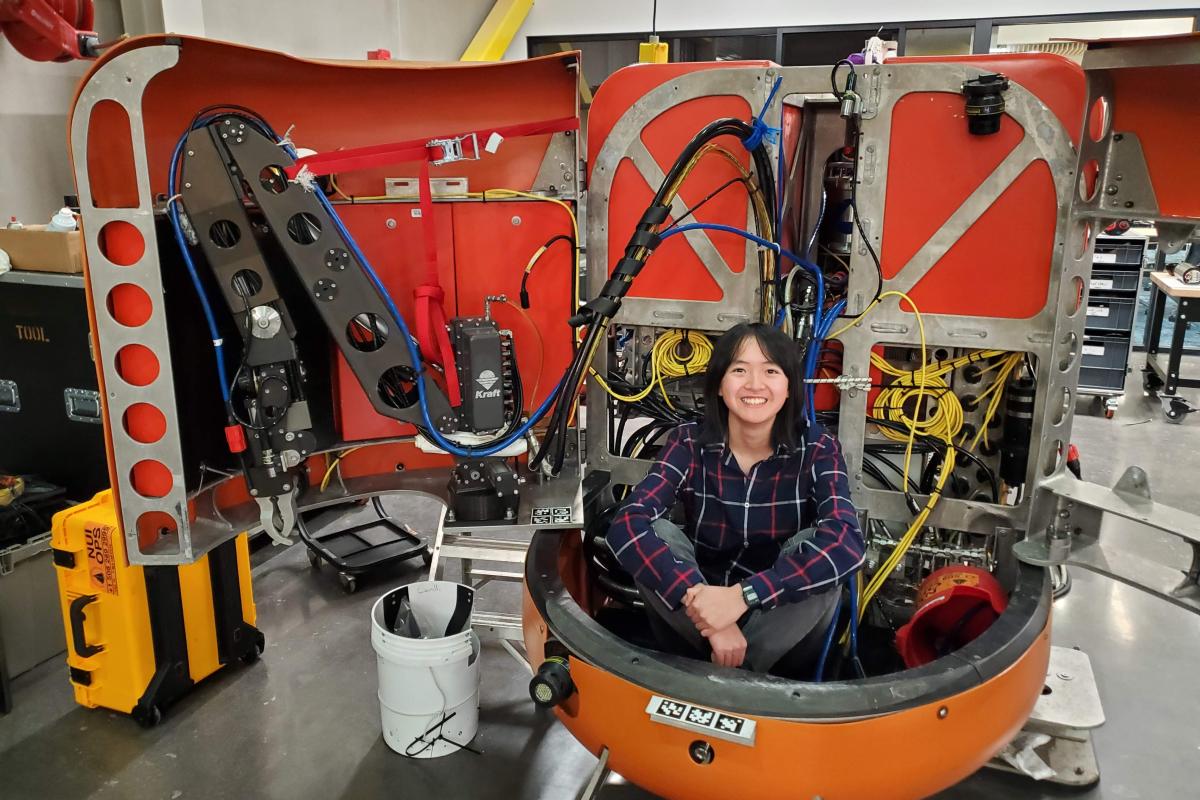 Amy Phung'21 with testbed for VR project Amy Phung'21 with testbed for VR project