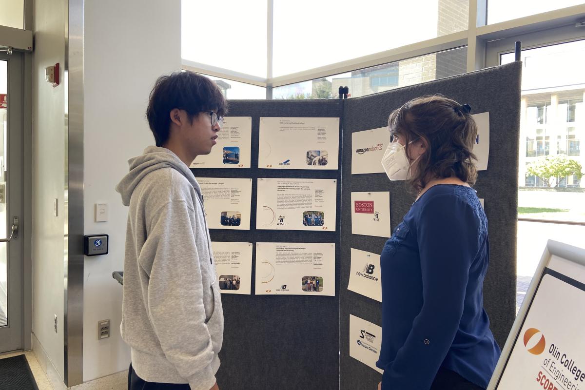 A student and Lauren Palmer ’09 speak at the SCOPE Showcase. 